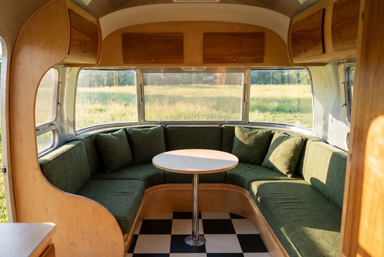 Airstream Rondzit achterin